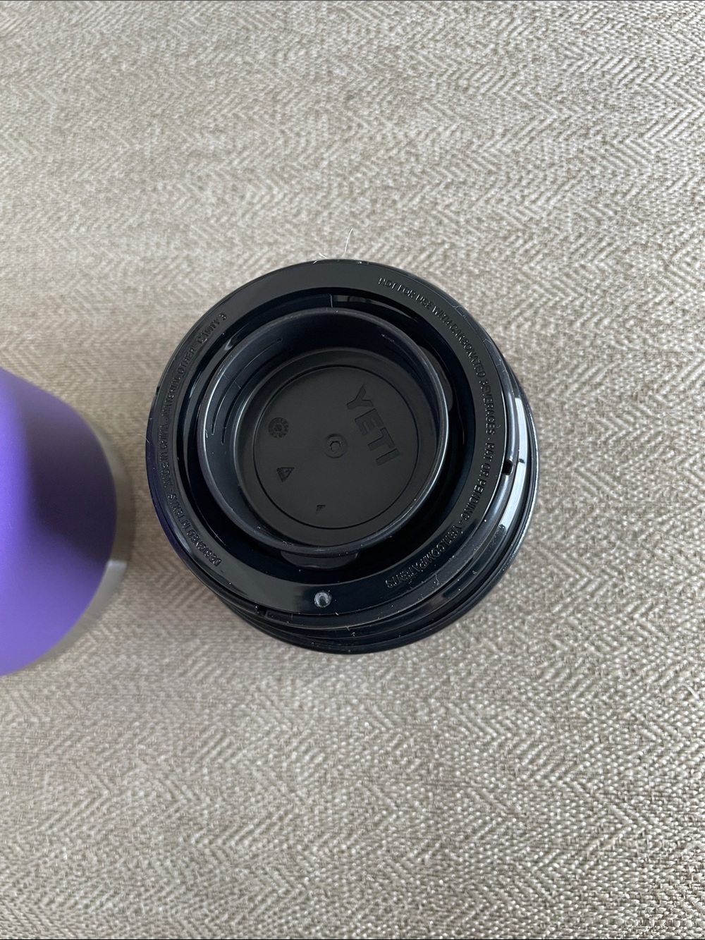 Yeti purple insulated bottle with black lid - Picture 4 of 4